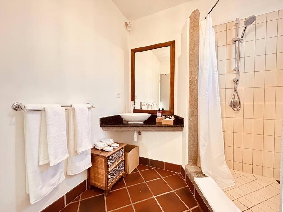 Scenic Riverfront 2 Bedroom Villa In Port Chambly Baie-du-Tombeau Buitenkant foto
